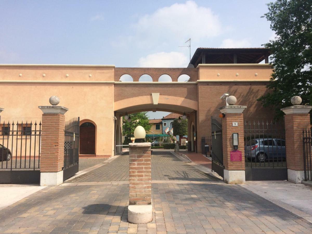 La Chicca Del Garda Apartment Peschiera del Garda Bagian luar foto